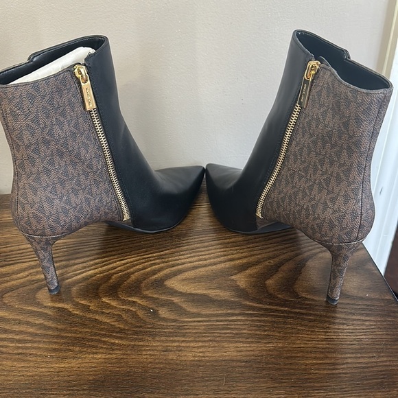 NEW Michael Kora Alina Flex Logo Ankle Bootie - Picture 8 of 8